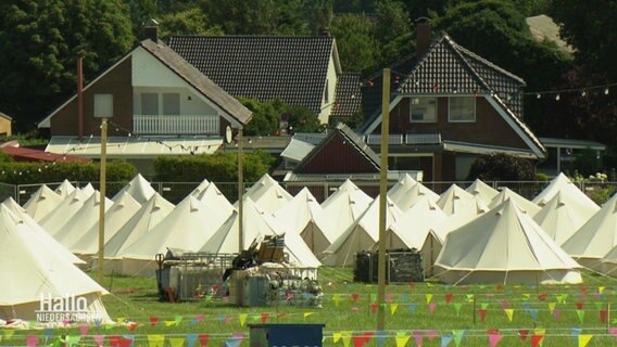 Zelte auf dem Gelände des Deichbrand-Festivals. © Screenshot 