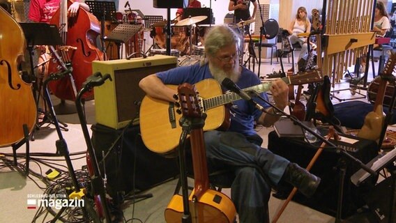 Gustavo Santaolalla spielt auf der Gitarre. © Screenshot 