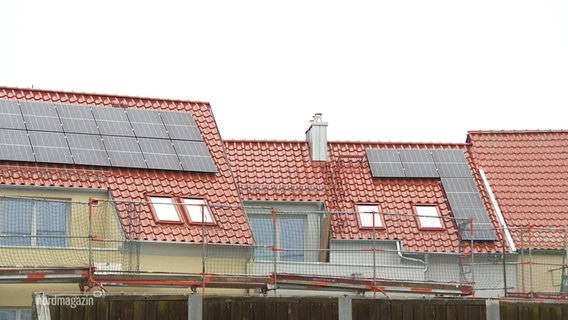Auf einem Dach eines Wohnhauses sind Solaranlagen angebracht. © Screenshot 