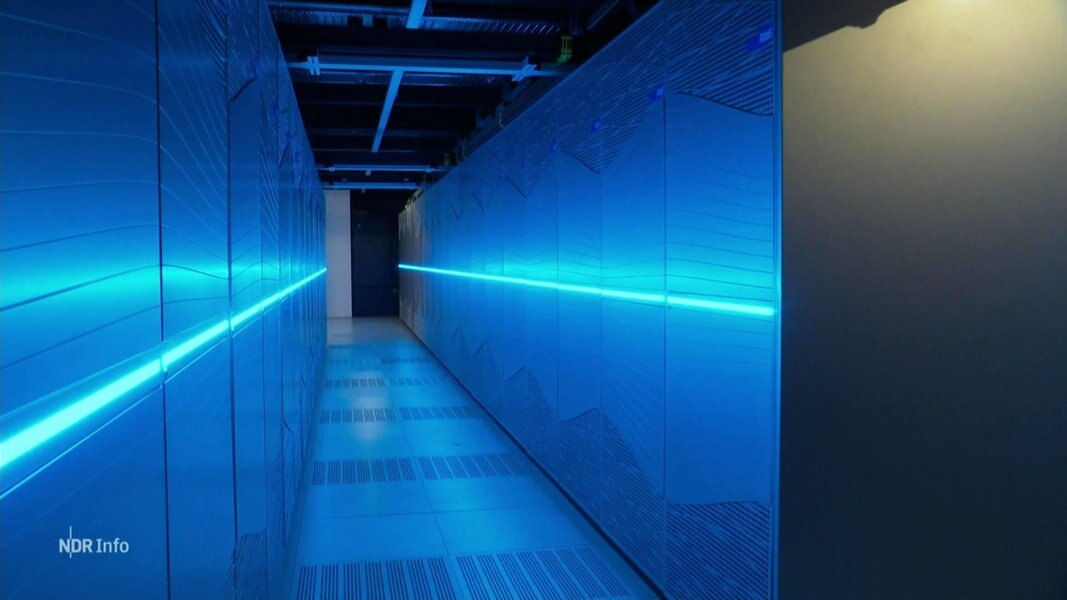 Blick in einen blau beleuchteten Gang eines Supercomputers.