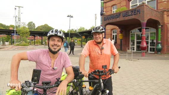 Nordtour reporter Peter Jagla on his bike at Uelzen train station.  ©Screenshot 