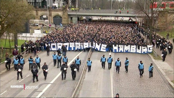 HSV-Fans bei einem Fanmarsch © Screenshot 