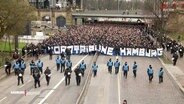 HSV-Fans bei einem Fanmarsch © Screenshot 