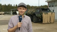 Reporter Dominik Semrau berichtet über Scholz  Besuch bei der Bundeswehr in Osternholz. © Screenshot 