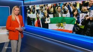 Moderatorin Juliane Möcklinghoff vor einem Beitrag zu den Protesten gegen das Mullah-Regime im Iran. © Screenshot 