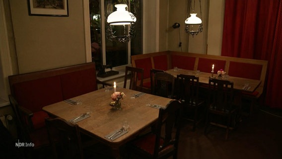 Zwei leere Tische in einem Restaurant. © Screenshot 