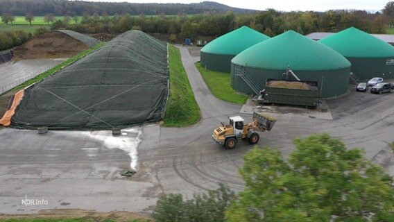 Ein Bagger fährt durch einen Biogas-Betrieb. © Screenshot 