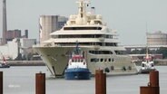Eine Yacht des Oligarchen Usmanow im Hamburger Hafen. © Screenshot 