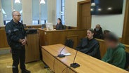 Ein Angeklagter sitz in einem Gerichtssaal, sein Gesicht ist verpixelt © Screenshot 