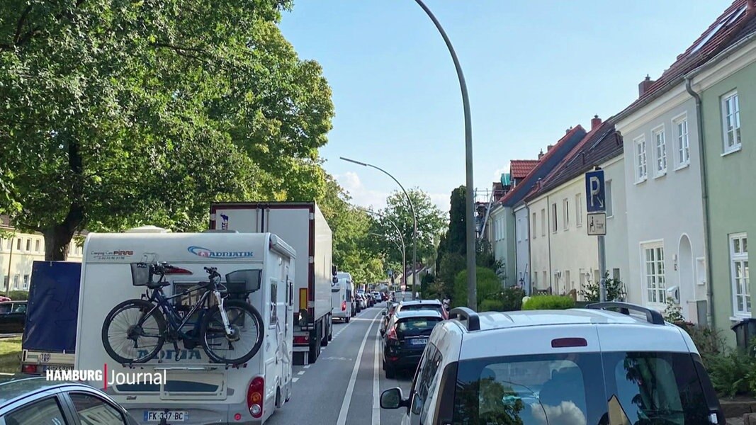 Fahrzeuge, die von der A7 abgefahren sind, in einem Hamburger Wohngebiet, 