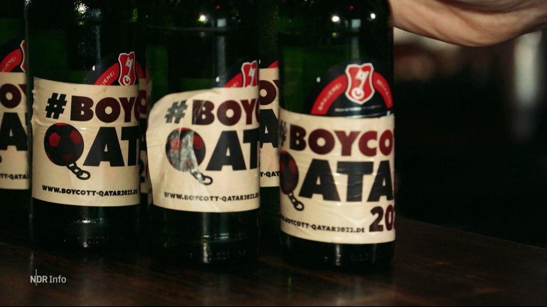 Boycott-Qatar-Aufkleber für Bierflaschen.