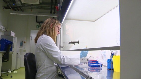 Eine Frau in einem Labor. © Screenshot 
