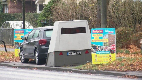 In Hamburg ist ein mobiler Blitzer aufgestellt. © Screenshot 