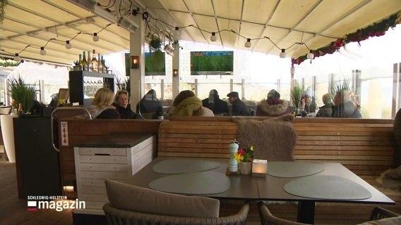 Eine spärlich besuchte Kneipe in Scharbeutz mit public viewing der WM. © Screenshot 