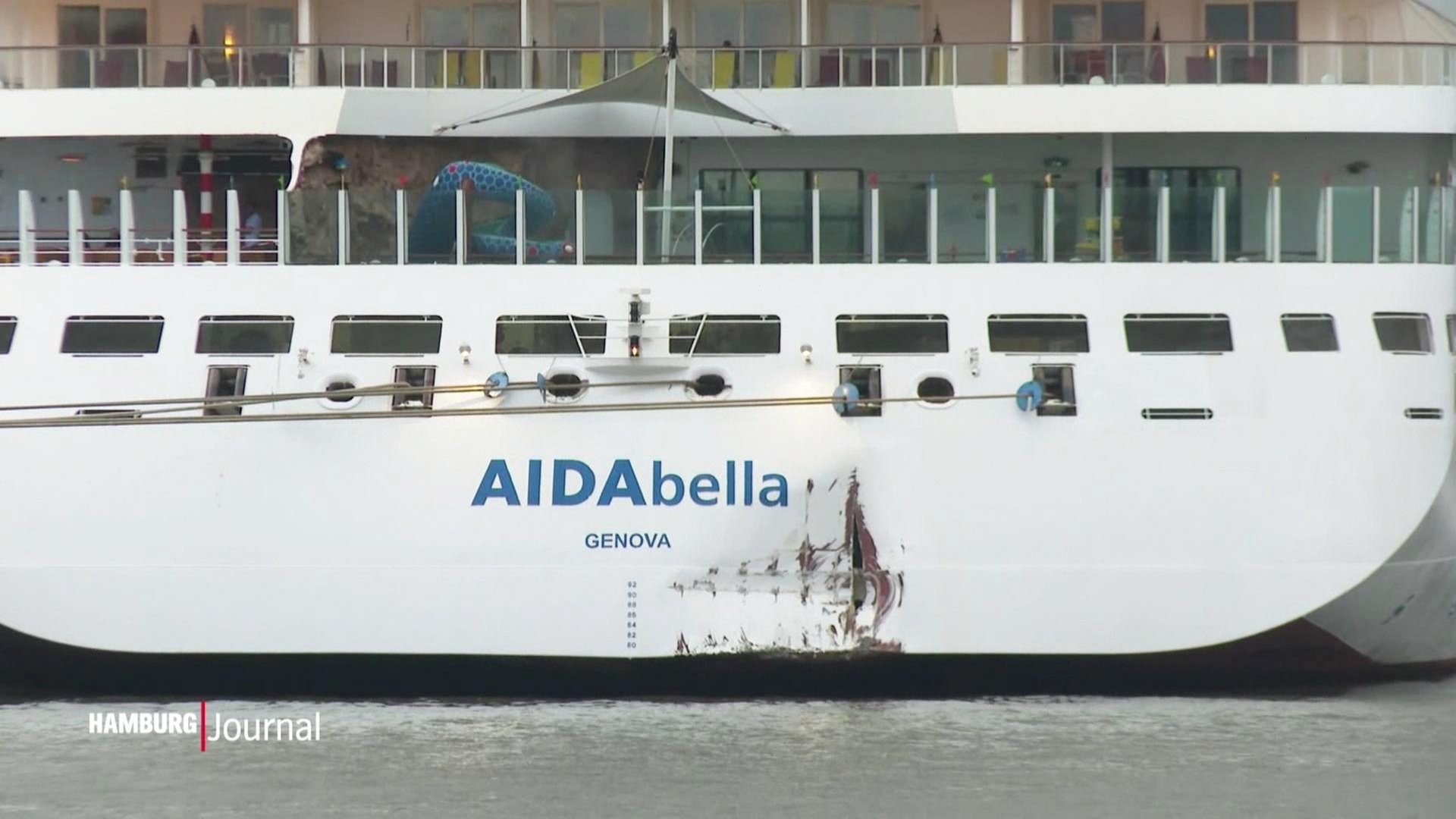 Kreuzfahrtschiff „AIDAbella“ rammt Kaimauer in Hamburg