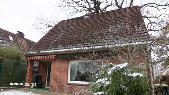 Ein Einfamilienhaus aus rotem Backstein. © Screenshot 