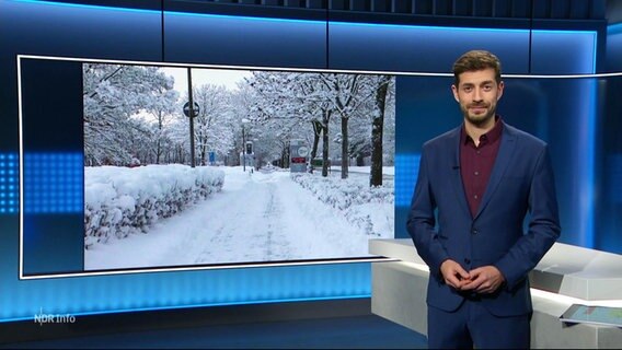 Daniel Bröckerhoff moderiert NDR Info 21:45. © Screenshot 