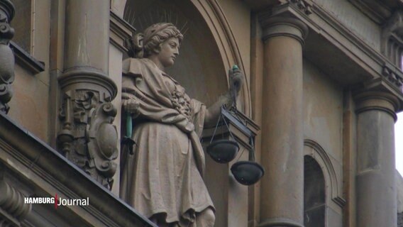 Figur "Justitia" an der Fassade vom Hamburger Strafjustizgebäude am Sievekingplatz. © Screenshot 