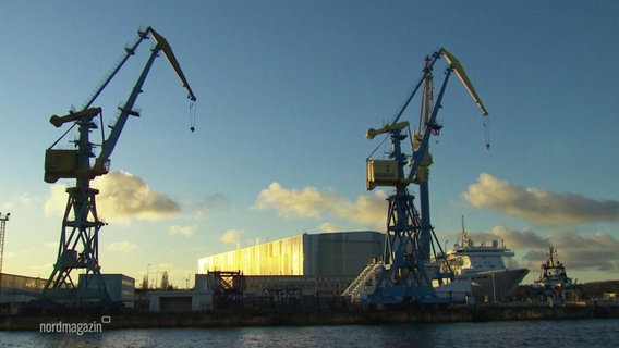 Eine Werft von der anderen Uferseite betrachtet. © Screenshot 