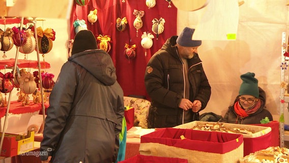 Einkäufer stöbern in einem Laden mit Weihnachtsdekorationen © Screenshot 