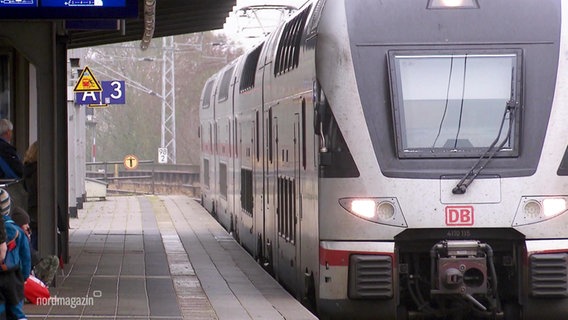 Eine Bahn bei der Einfahrt an einem Bahnsteig © Screenshot 