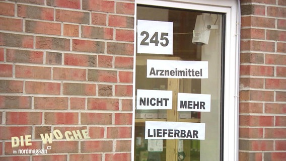 Im Fenster einer Apotheke kleben Zettel mit der Aufschrift: "245 Arzneimittel nicht mehr lieferbar" © Screenshot 