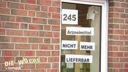 Im Fenster einer Apotheke kleben Zettel mit der Aufschrift: "245 Arzneimittel nicht mehr lieferbar" © Screenshot 