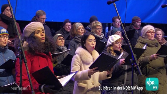 Ein Chor singt Weihnachtslieder im Ostseestadion © Screenshot 