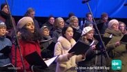 Ein Chor singt Weihnachtslieder im Ostseestadion © Screenshot 