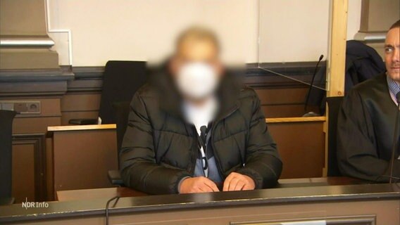 Ein Angeklagter sitzt in einem Rerichtsaal © Screenshot 