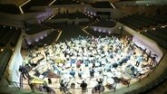 Im großen Saal der Hamburger Elbphilharmonie probt das NDR Elbphilharmonieorchester. © Screenshot 