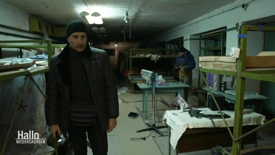 Serhij Pukoy in den Fluren seiner Fabrik © Screenshot 