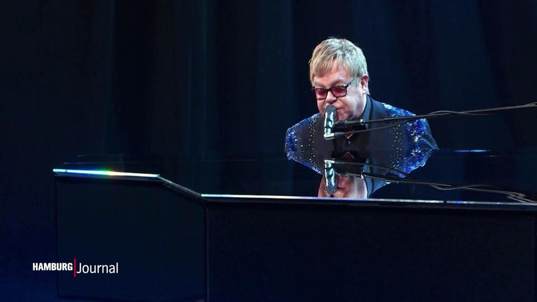 Elton John am Klavier. 