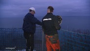 Zwei Bauarbeiter auf dem Skywalk am Königsstuhl. © Screenshot 