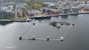 Eine Seekanal-Baustelle im Seehafen Rostock aus der Vogelperspektive. © Screenshot 