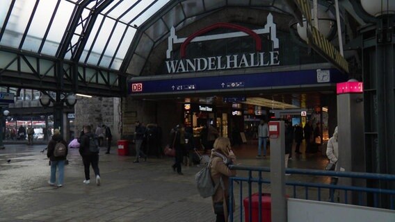 Der Eingang der Wandelhalle im Hamburger Hauptbahnhof. © Screenshot 