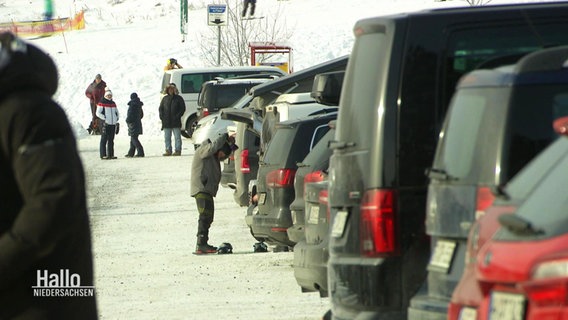 Viele parkende Autos in einem Skigebiet. © Screenshot 