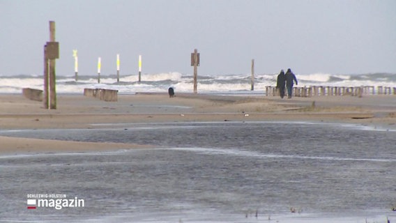An den Küsten Schleswig-Holsteins kam es durch das stürmische Wetter zu starkem Wellengang. © Screenshot 