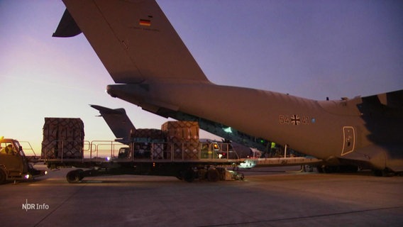In ein Transportflugzeug der Luftwaffe werden Hilfsgüter des Technischen Hilfswerks für die Opfer des Erdbebens in der Türkei verladen. © Screenshot 