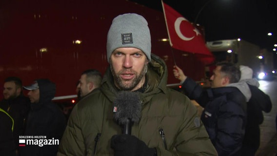 Reporter Phillip Kamke berichtet Live aus Neumünster wo sich fünf LKWs mit Hilfsgütern auf den Weg in die Türkei machen. © Screenshot 