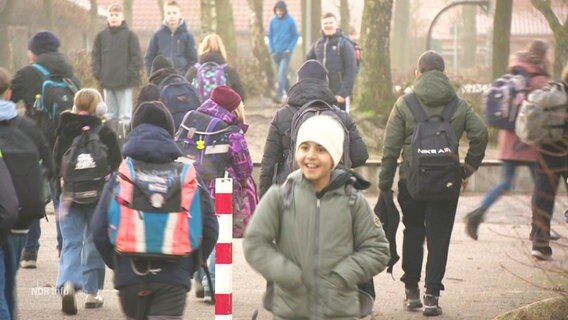 Grundschulkinder in Wiefelstede. © Screenshot 