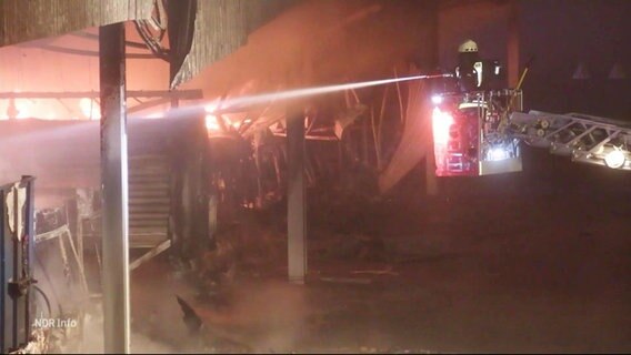 Ein Brand wird von der Feuerwehr gelöscht. © Screenshot 