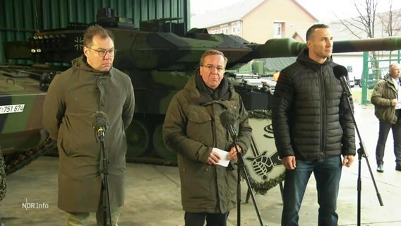 Pistorius und Klitschko vor einem Panzer stehend, mit Mikrofonen © Screenshot 