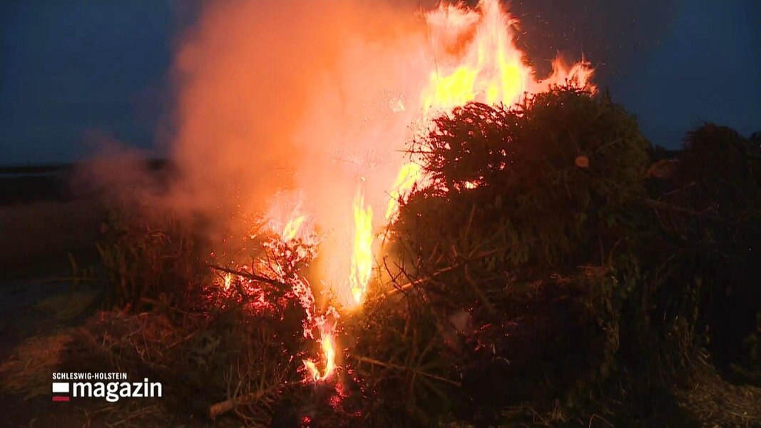 Friesische Tradition: Saisonstart für das Biike-Brennen | NDR.de ...