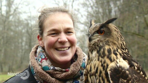 Falknerin Kristin Höpner vom Wildpark Eekholt. © Screenshot 