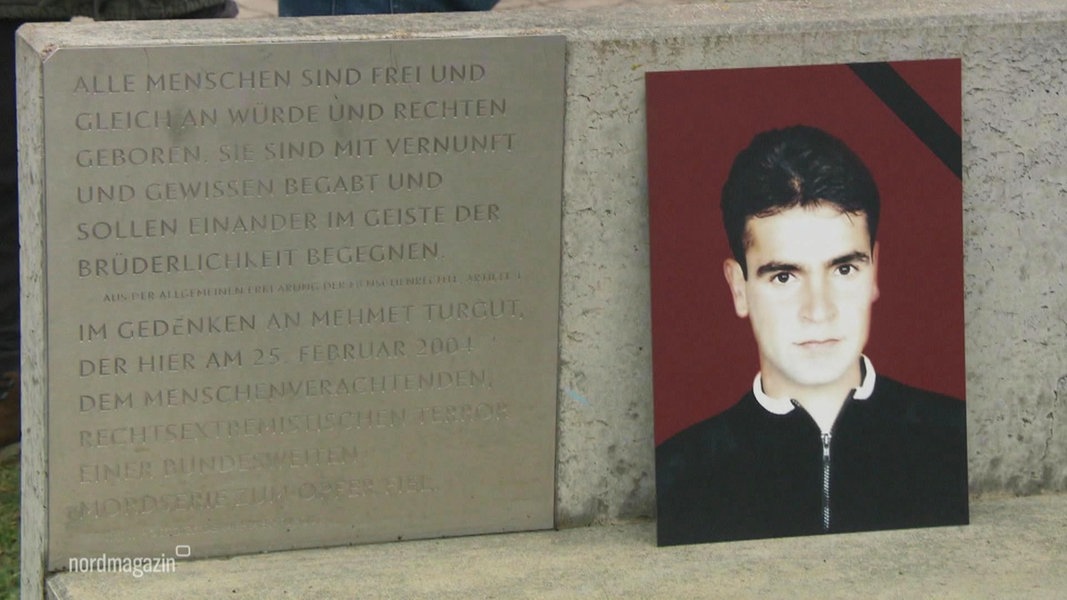 Eine Gedenktafel und ein Bild zu ehren des NSU-Opfers Mehmet Turgut. 