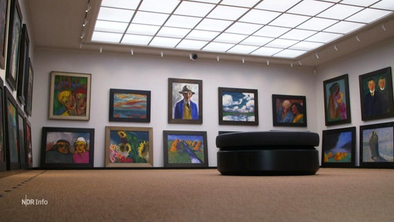 Bilder von Emil Nolde hängen in einem Ausstellungsraum. © Screenshot 