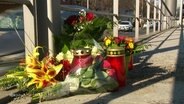 Blumen zu Gedenken an den Verstorbenden an der Stadtbahn Hannover. © Screenshot 