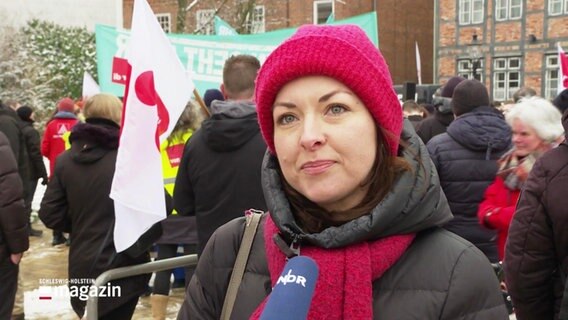 Eine Teilnehmerin des Warnstreiks am Weltfrauentag im Interview. © Screenshot 