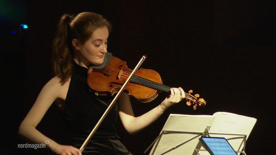 Noa Wildshut spielt auf der Geige. © Screenshot 